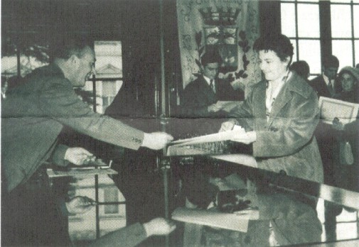 Il sindaco consegna i primi diplomi nel 1957