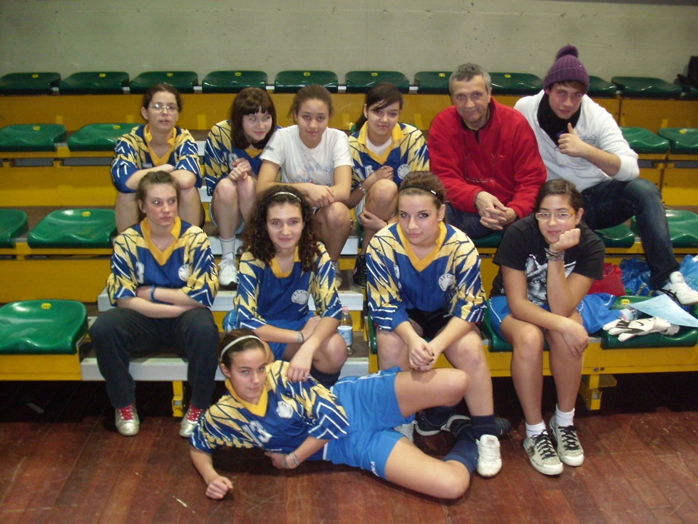 seconda foto: Calcio a 5 femminile - squadra prima classificata - Campionato provinciale 2009-2010
